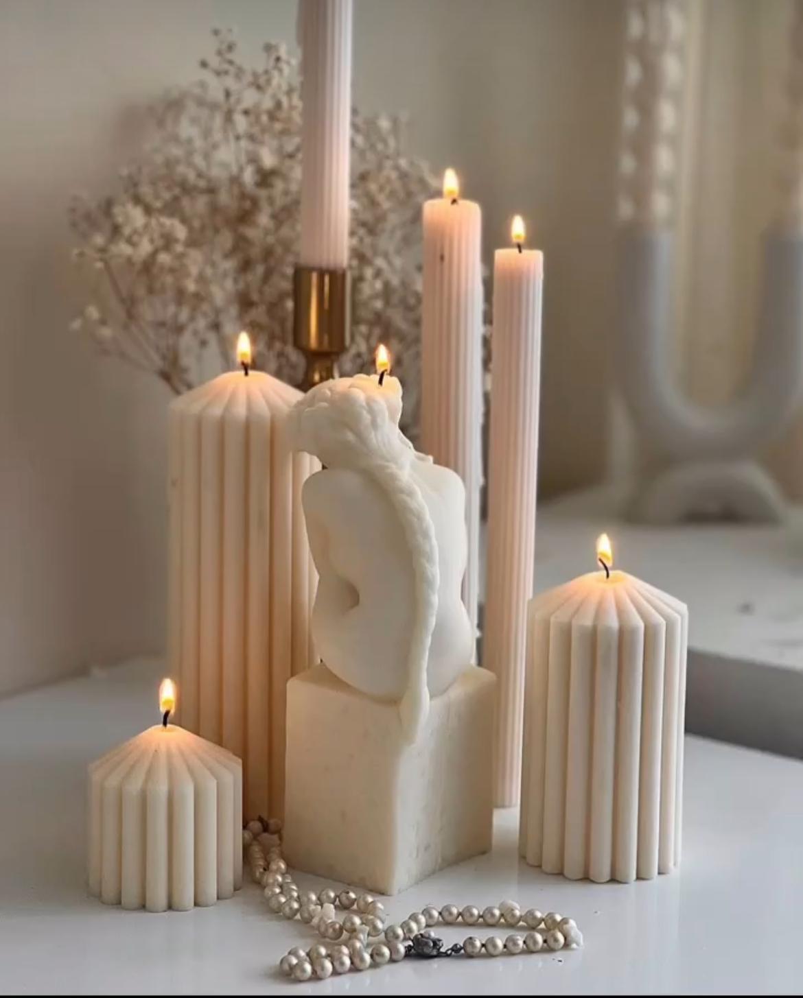 Dekoratif Mum Taş üstünde oturan kadın +Çokgen 20+15+10 CM +3 Adet Şamdanlık mum Toplam 7 Parça