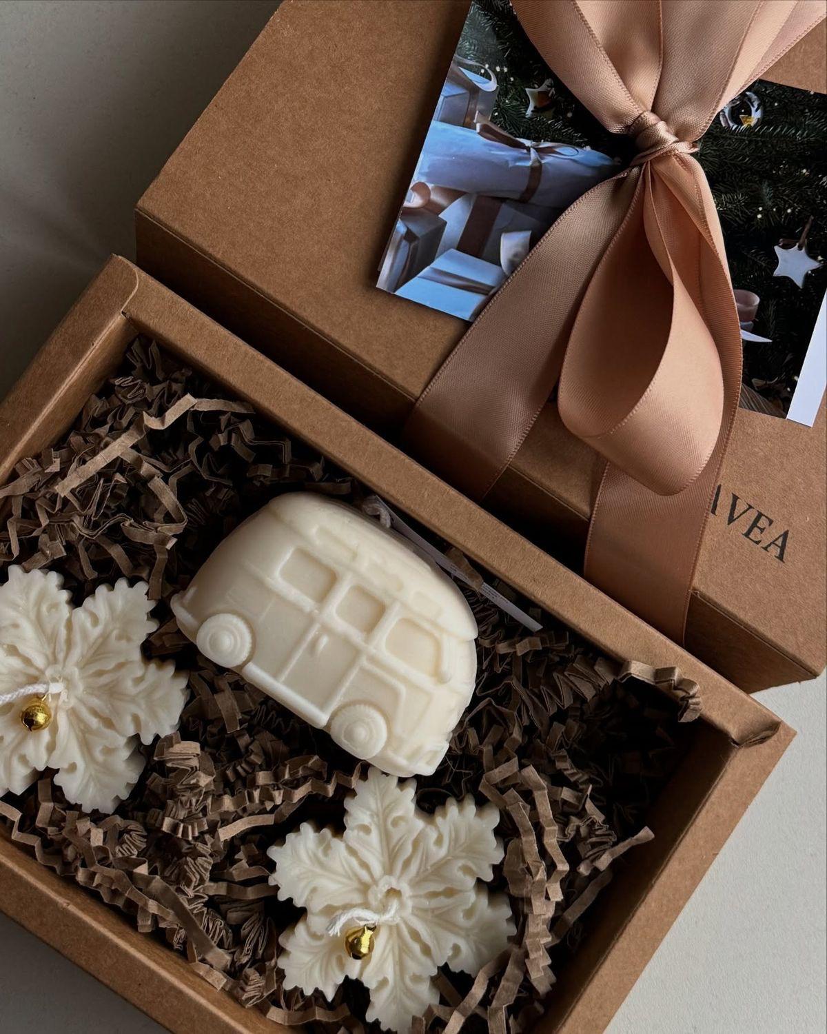 Dekortif mum Araba +Kartanesi .toplam 3 Parça