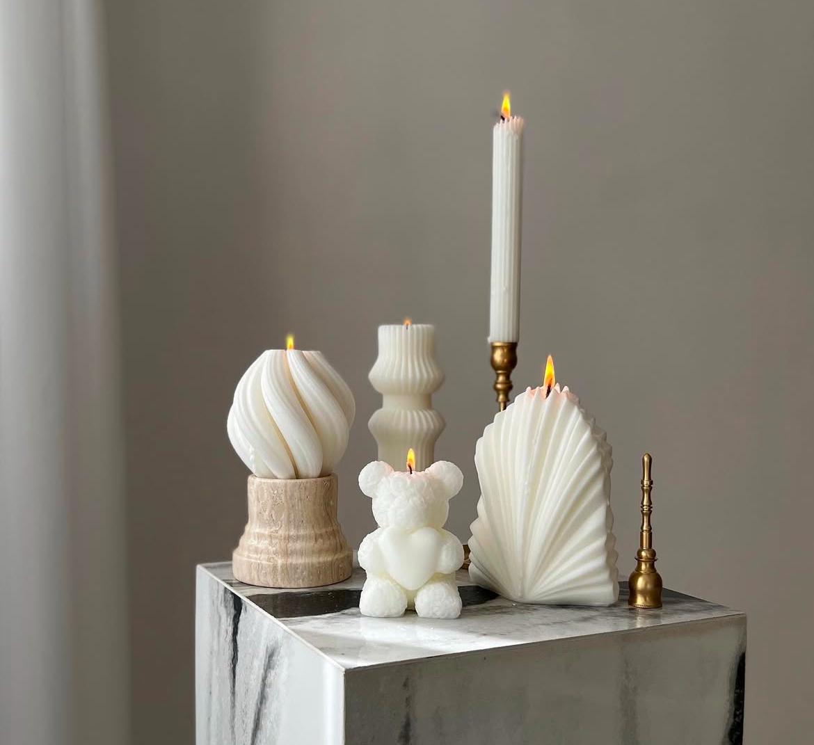 Dalgalı Mum 1 Adet +Dekoraitf mum üsten iki yuvarlak model 1 Adet +Şamdanlık 1 Adet +Palm + Adet Teddy 1 Adet