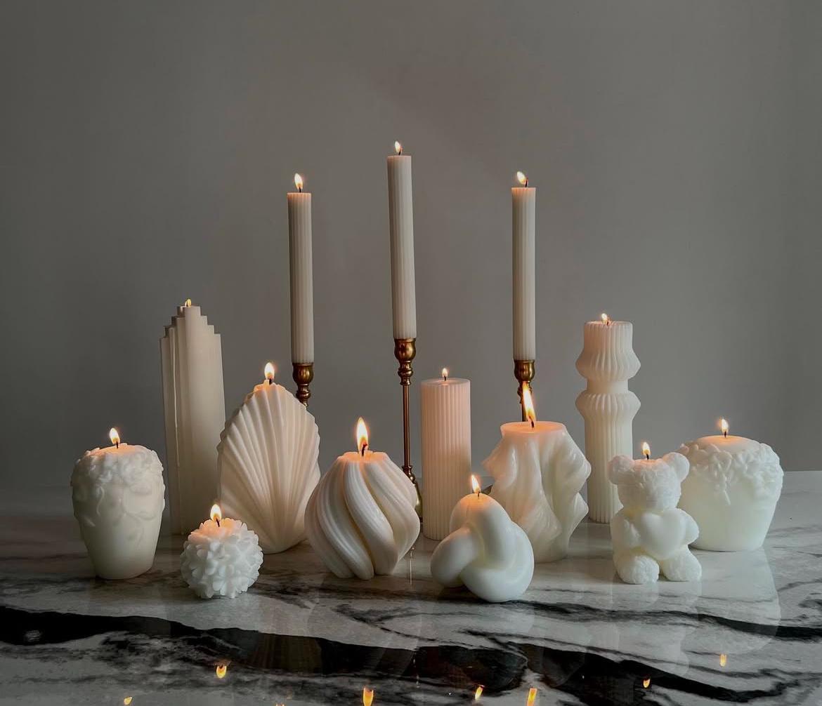 Rattab Buyuk Gül 2 Adet +Palm 1 Adet +Dalga 1 Adet +Duyum 1Adet +Dalga Su Dalgasi 1 Adet +Teddy 1 Adet +Dekoratif Mum iki yuvarlak 1 Adet +Gül 1 Adet +Şamdanlık 3 Adet toplam 12 parça Dekoratif Mum