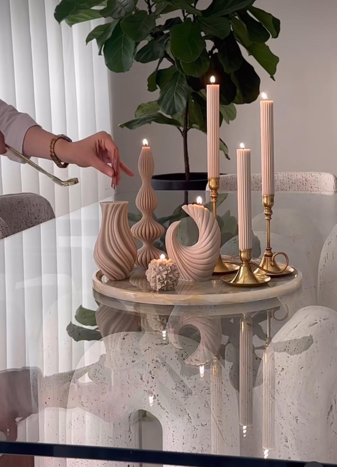 Vazo 1 Adet +Dalhalı marako model 1 Adet +Ay model Mum 1 Adet +Gül 1 Adet +Şamdanlık Mum 3 Adet 7 parça