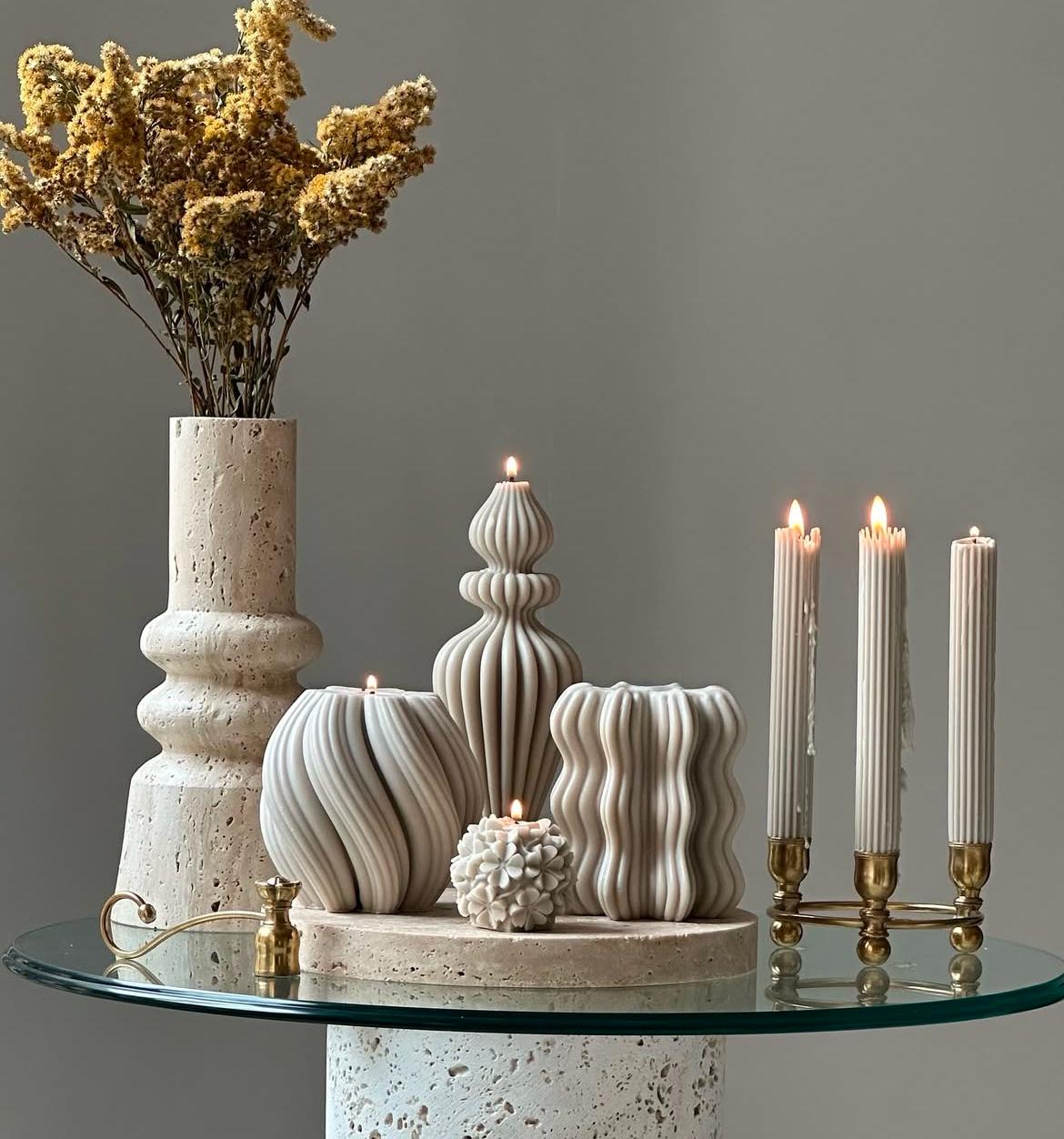 Yuvarlak Dalga model 1 Adet +Marko Vazo model 1 Adet +Dalga model 1 Adet +Şamdanlık Mum 3 Adet +Gül 1 Adet toplam 7 Parça