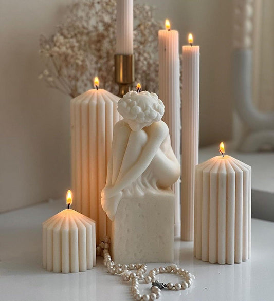Dekoratif Mum Taş üstünde oturan kadın +Çokgen 20+15+10 CM +3 Adet Şamdanlık mum Toplam 7 Parça
