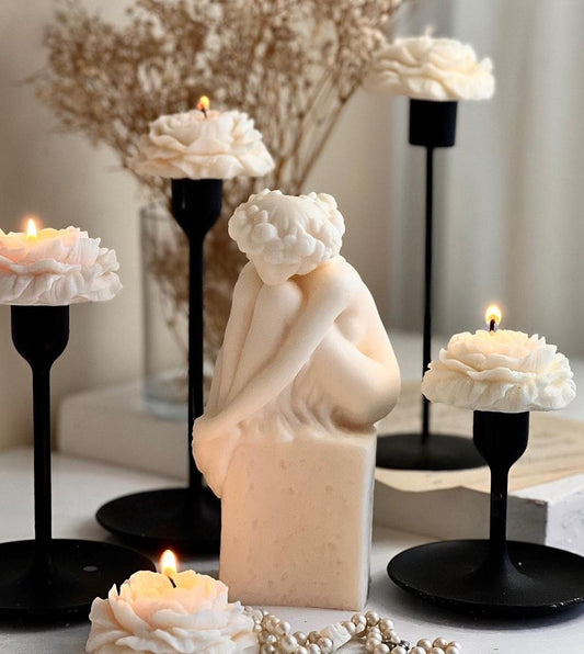 Dekoratif mum Taş Üstünde oturan kadın +6 Adet Şakaik Gül Toplam 7 paa-rça
