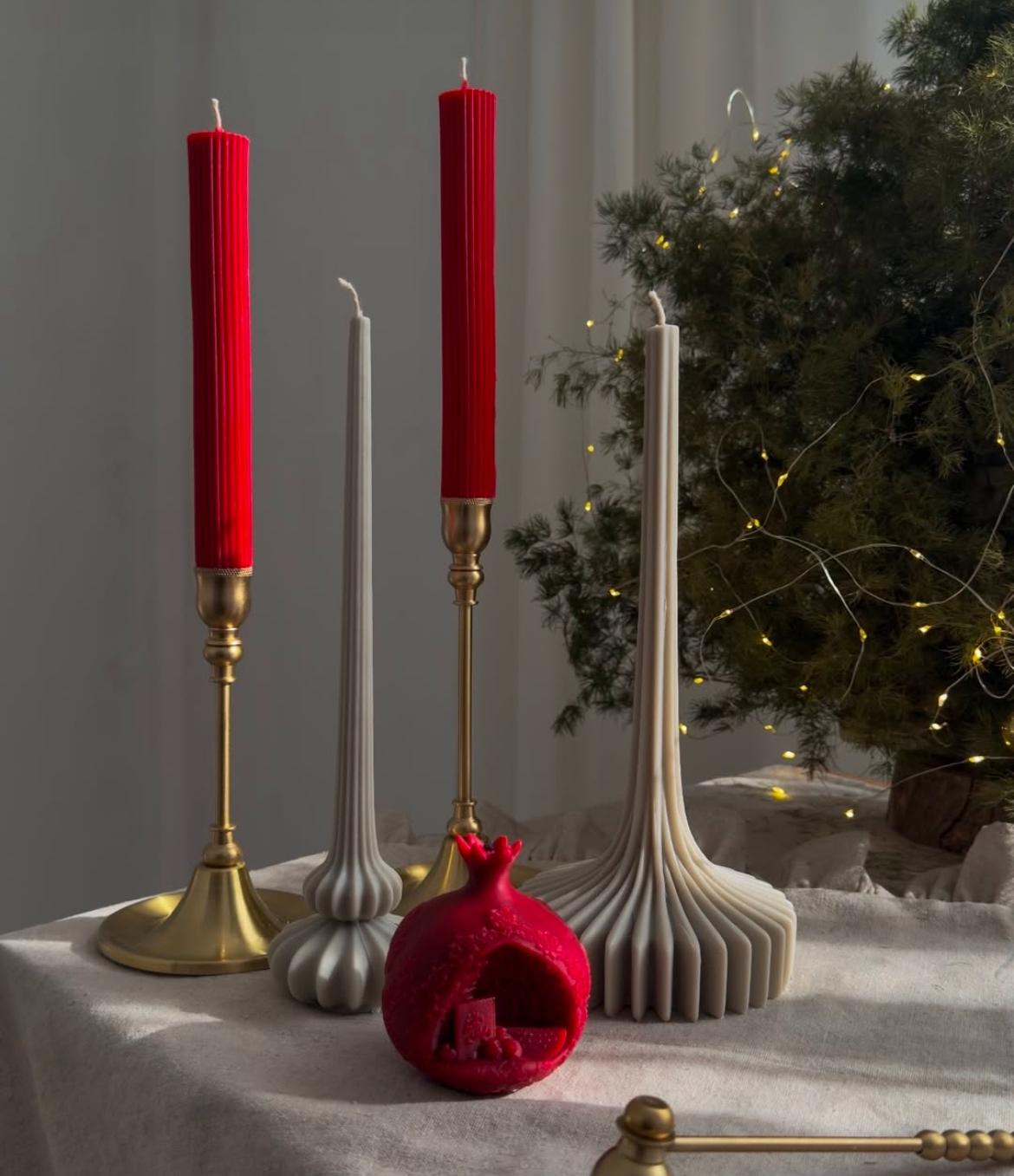 Dekoratif Mum Lara model 2 Adet +Çizgili şamdanlık Mum kırmızı Renk 2 Adet Toplam 4 Parça