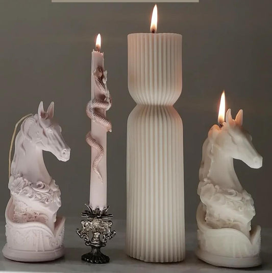 Dekoratif Mum iki at Bej Renk +1 adet Yılan mum Bej Renk  + çokgen 20  Cm   Beyaz Renk topalm 4 parça