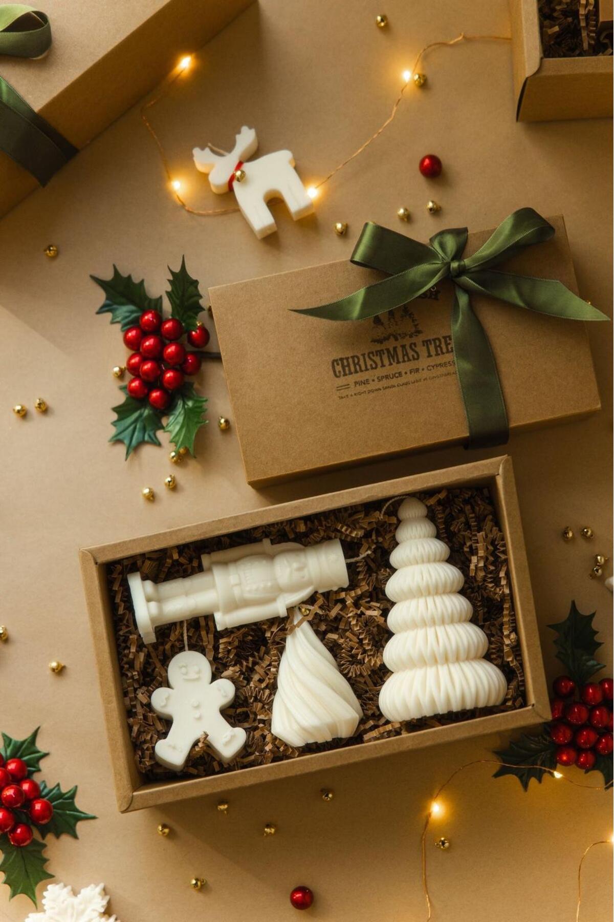Yılbaşı Temalı Dekoratif Çam Ağacı ve Noel Baba ve Bisküvi Adam 4'lü Mum Seti Beyaz